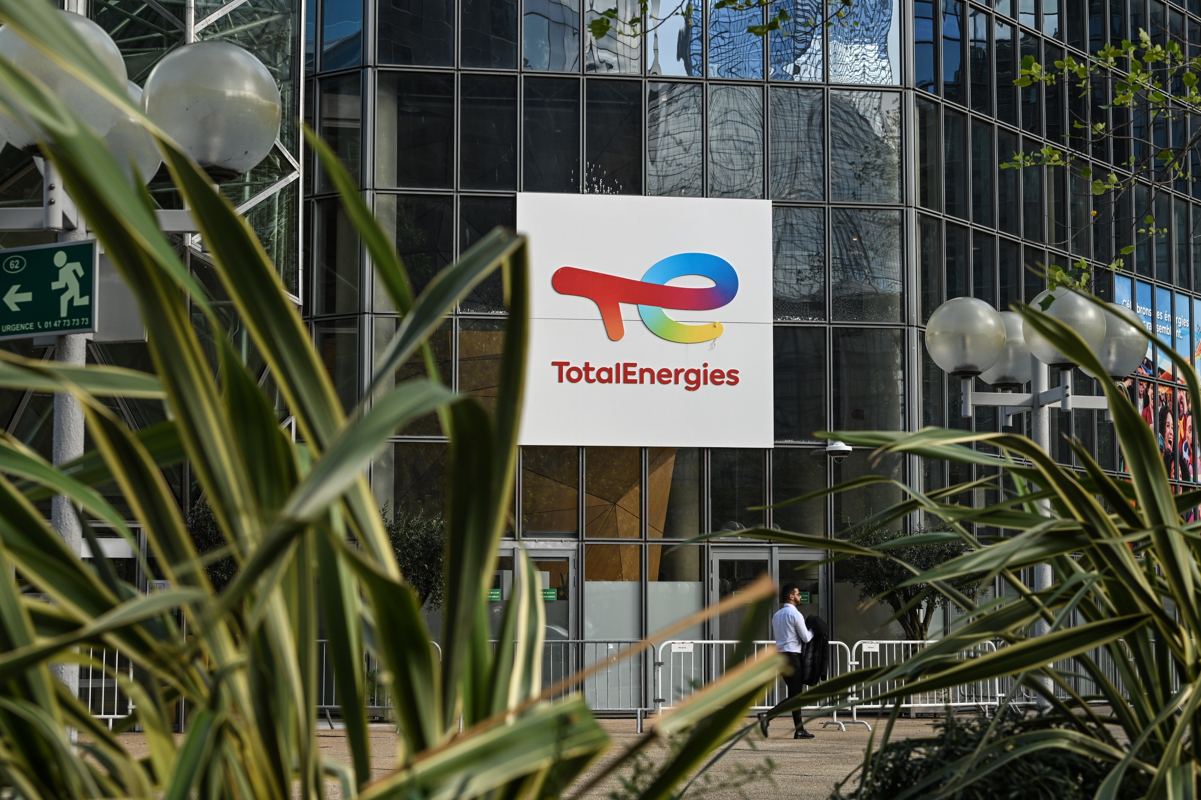 Shell vende negócios de energia renovável na Europa para a francesa TotalEnergies - QTU Questões do Universo