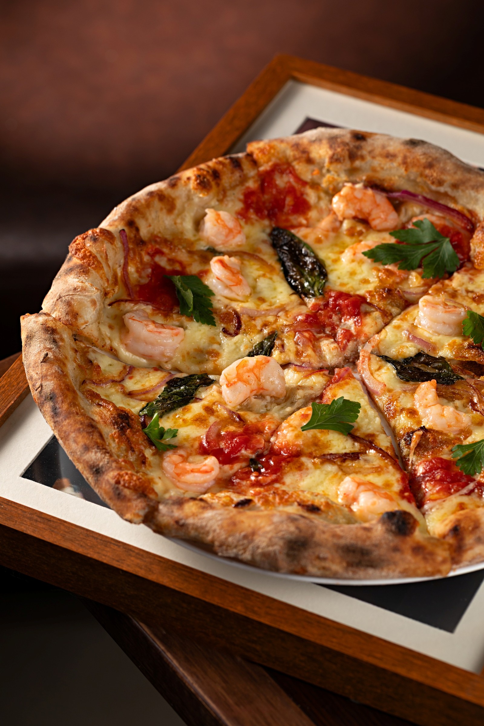 A pizza Scampi, do Ferro e Farinha, feita de camarão com creme de alho, mozzarella, molho de tomate e ervas. — Foto: Rodrigo Azevedo