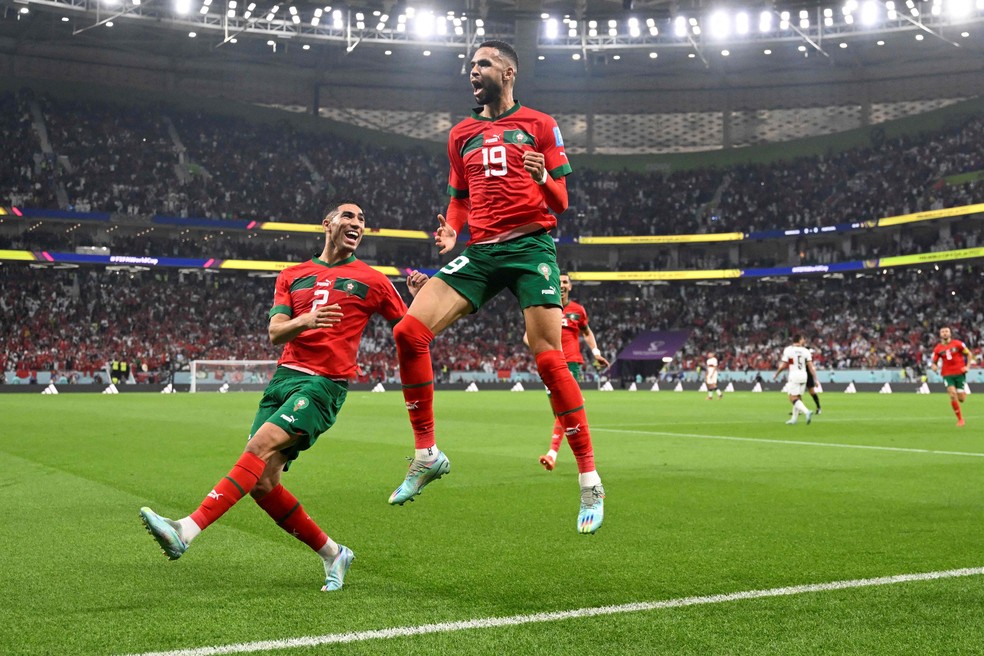 En-Nesyri salta para comemorar o gol, de cabeça, que deu a vitória ao Marrocos sobre Portugal pelas quartas de final da Copa de 2022 — Foto: Patricia de Melo Moreira/AFP