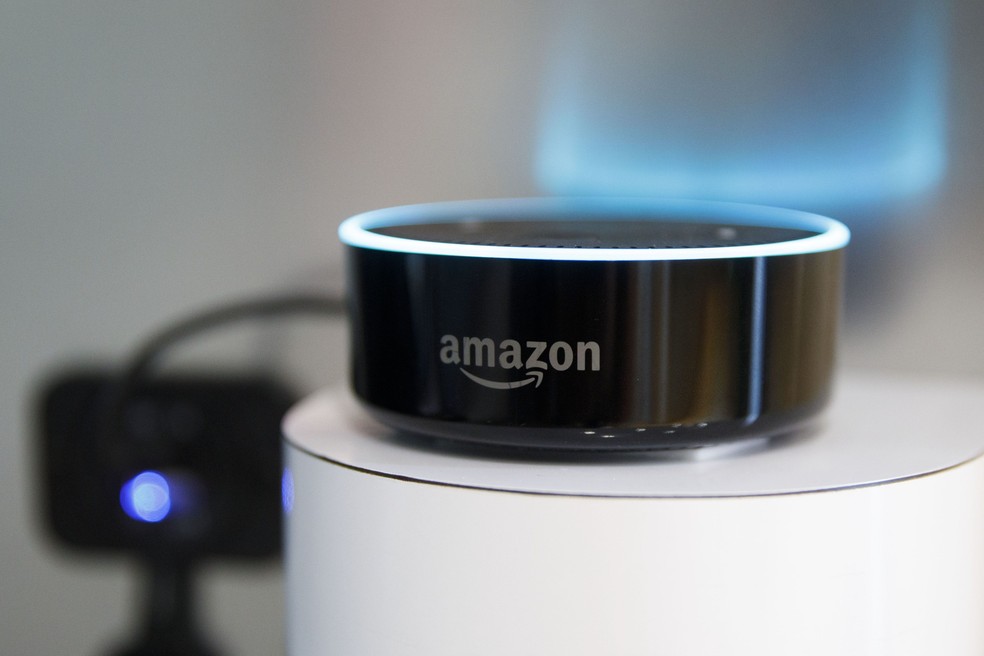 Echo Dot, smart  speaker da Amazon, usado com a assistente virtual Alexa  — Foto: Patrick T. Fallon / Bloomberg