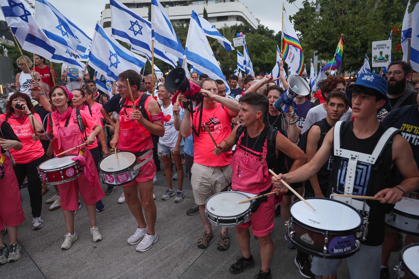 Manifestantes tocam bateria durante uma manifestação contra o plano de revisão judicial do governo israelense em Tel Aviv — Foto: Jack Guez/AFP