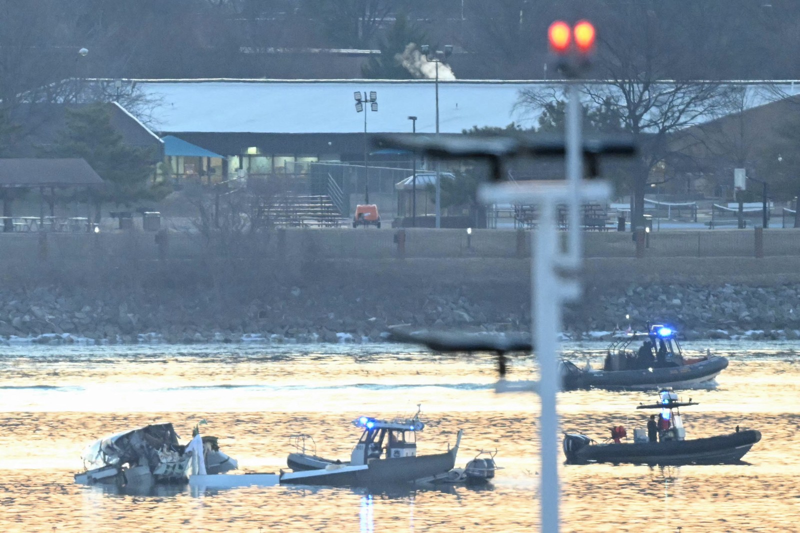 Parte dos destroços é vista enquanto barcos de resgate vasculham as águas do Rio Potomac — Foto: ANDREW CABALLERO-REYNOLDS / AFP