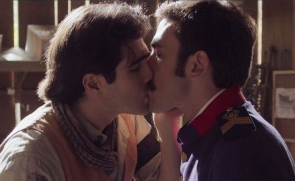 Kiss between Luccino (Juliano Laham) and Otávio (Pedro Henrique Müller) in 'Pride and Peace' — Photo: Reproduction TV Globo