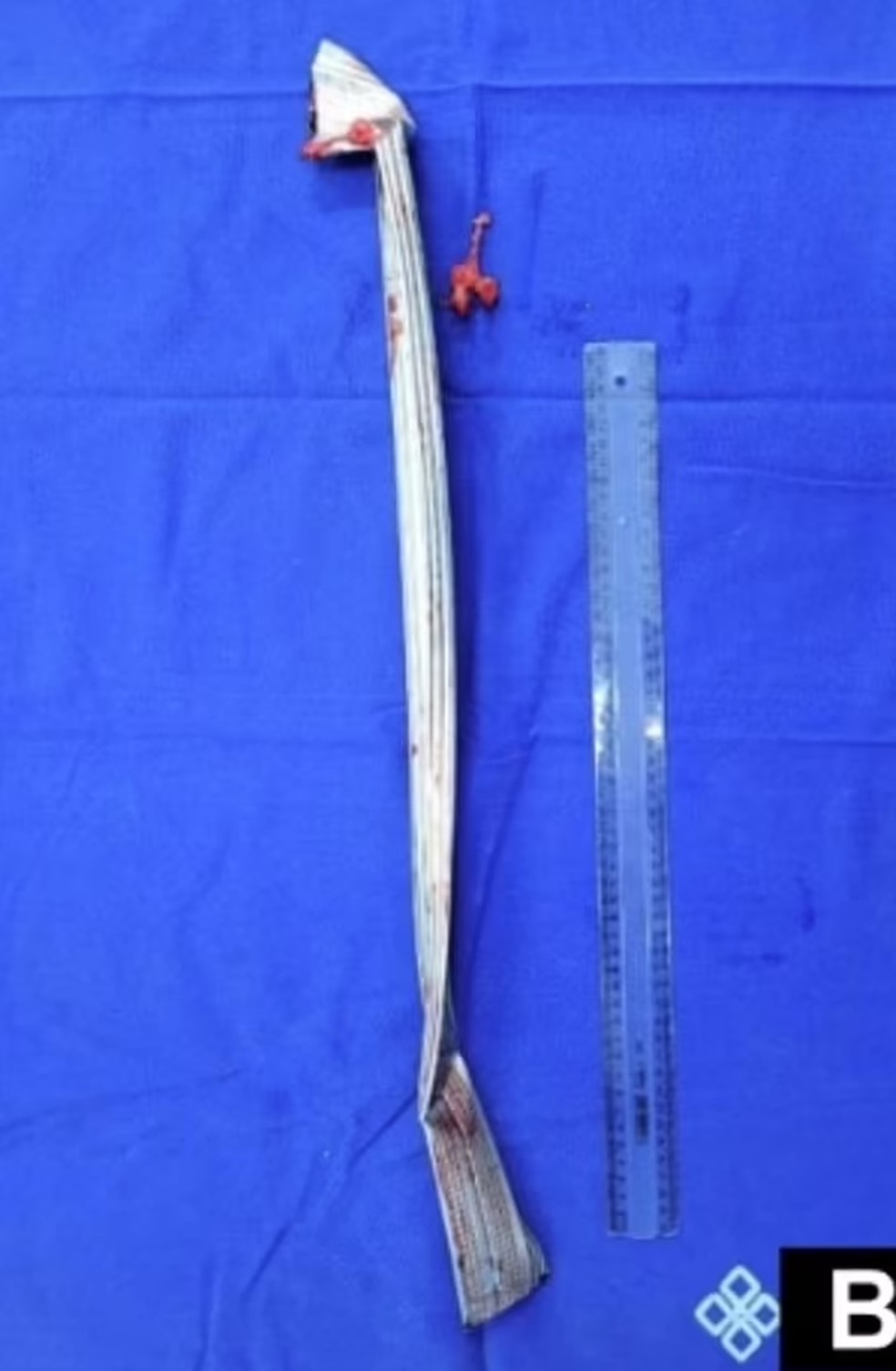 Barra de ferri que perfurou o homem — Foto: Reprodução