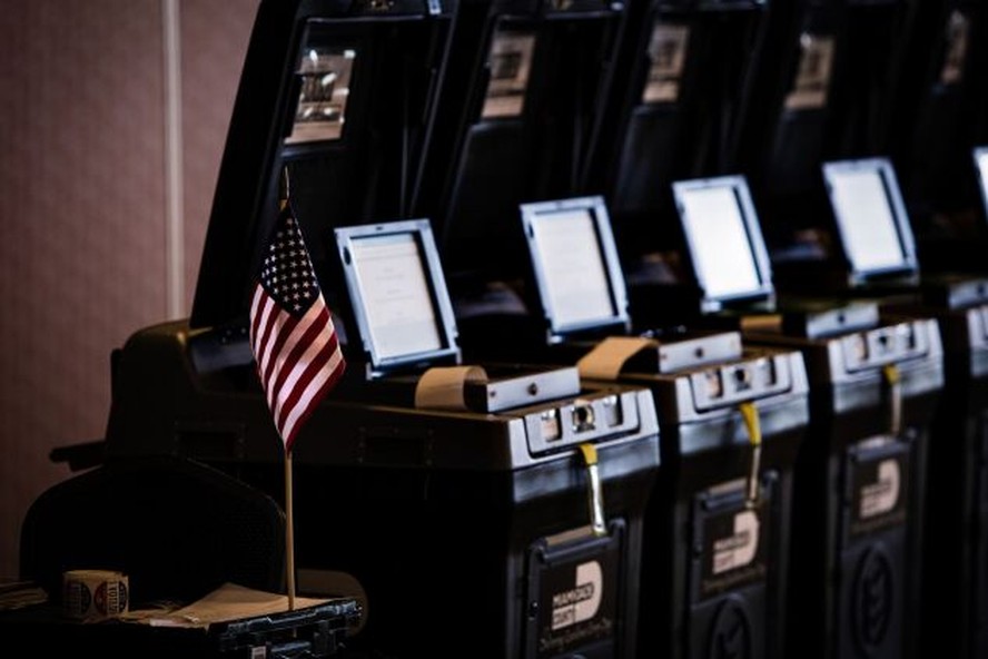 Empresa de urnas eletrônicas dos EUA processa FOX News em R$ 8,3 bi por ...