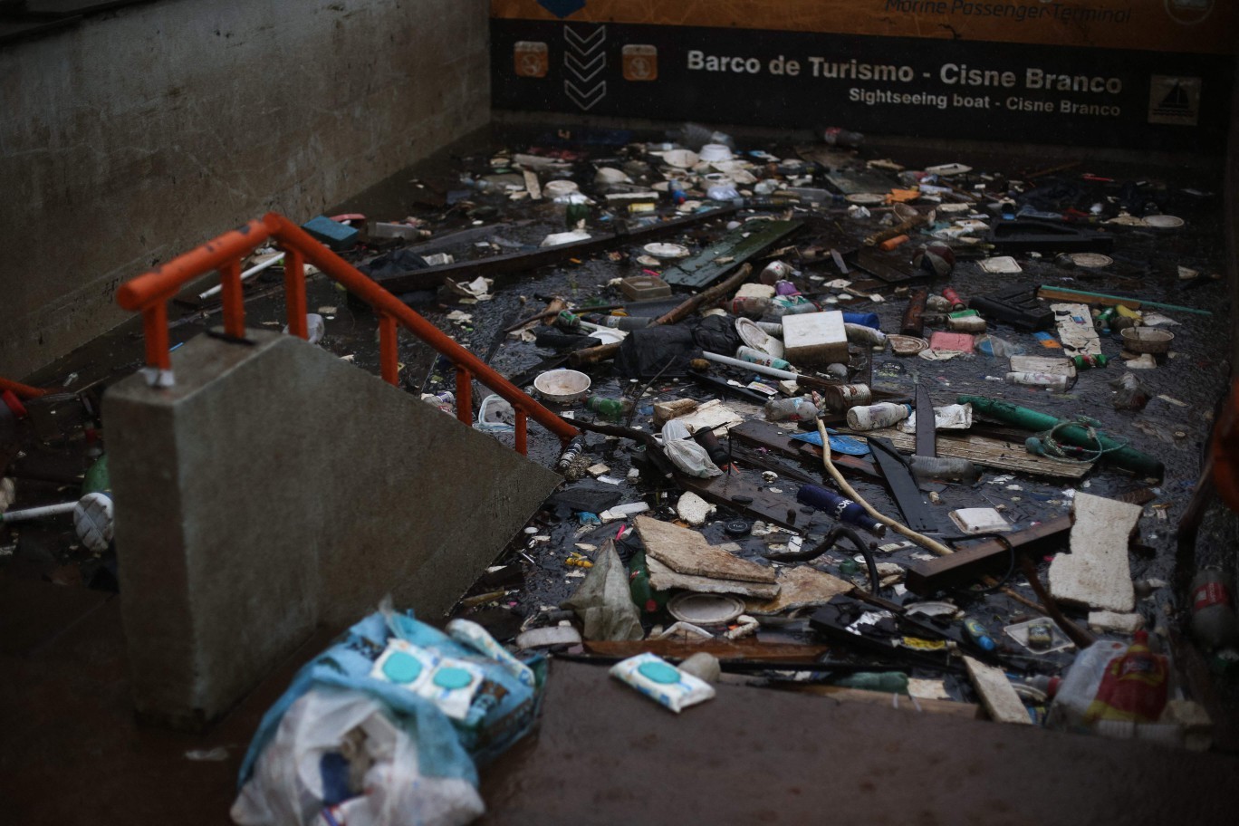 Escadas de acesso ao metrô em Porto Alegre estão cheias de lixo — Foto: Anselmo Cunha / AFP