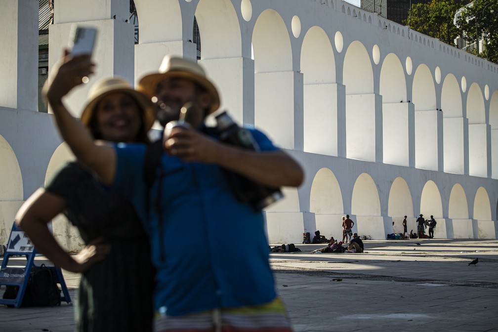 Turistas tiram foto nos Arcos da Lapa — Foto: Hermes de Paula