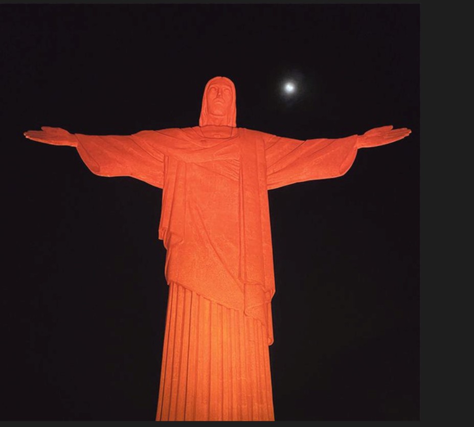 Monumentos brasileiros serão iluminados em laranja no Dia de Doar