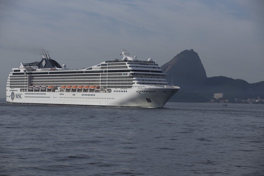 O navio MSC Orchestra chegando ao Rio de Janeiro em novembro de 2018, durante a temporada brasileira de cruzeiros daquele ano