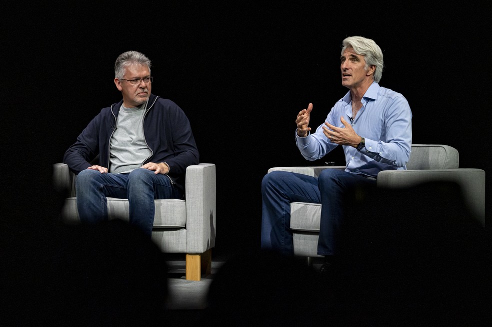 O chefe de software da Apple, Craig Federighi, à direita, manifestou interesse em utilizar modelos externos — Foto: Bloomberg