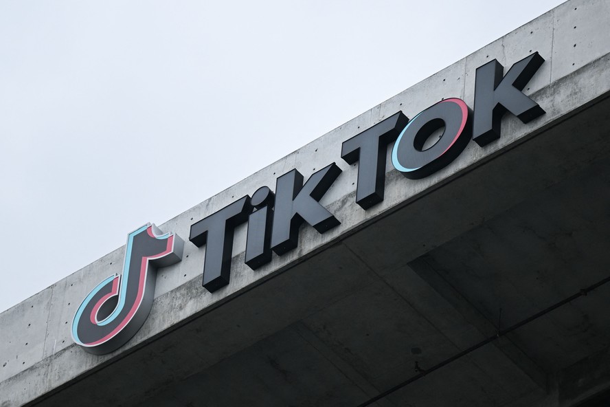 Logotipo do TikTok é exibido na fachada do escritório da empresa em Culver City, Califórnia