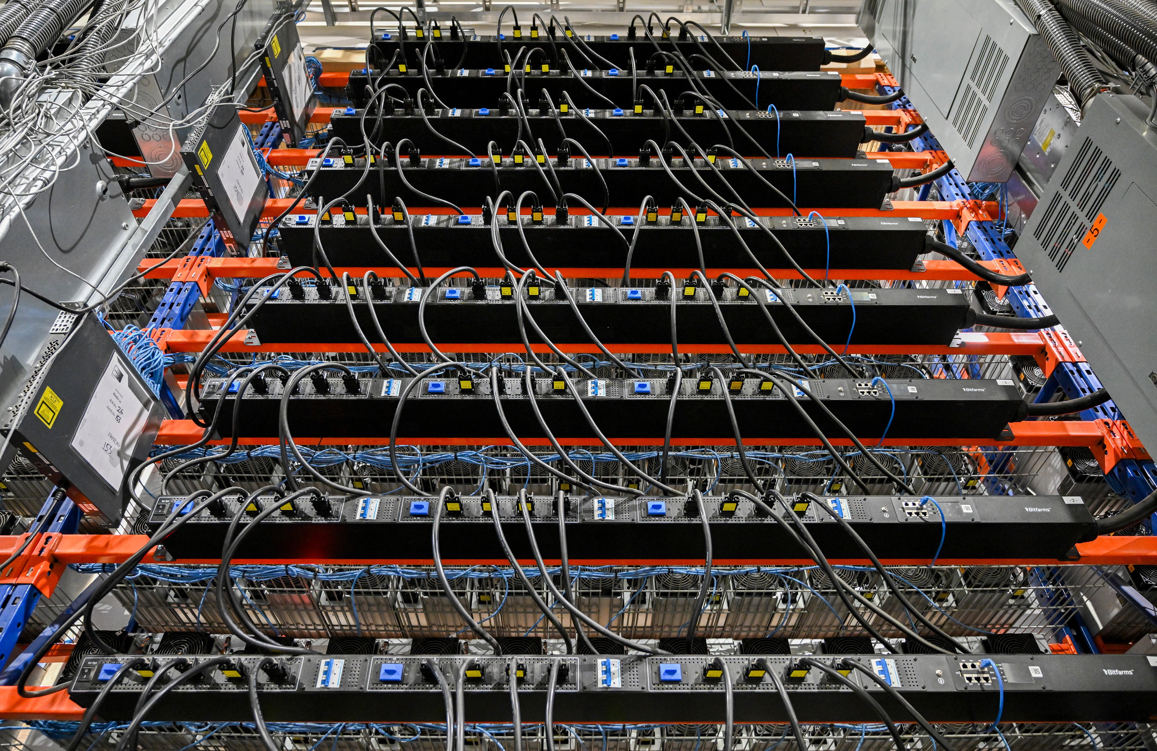 O que é a mineração de criptomoedas, prática investigada no Complexo do Lins
