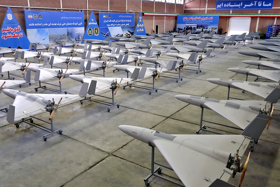 Foto divulgada pelo Exército do Irã em 19 de abril de 2023 mostra veículos aéreos militares não tripulados (UAVs ou drones) em exibição durante uma cerimônia — Foto: Exército do Irã via AFP