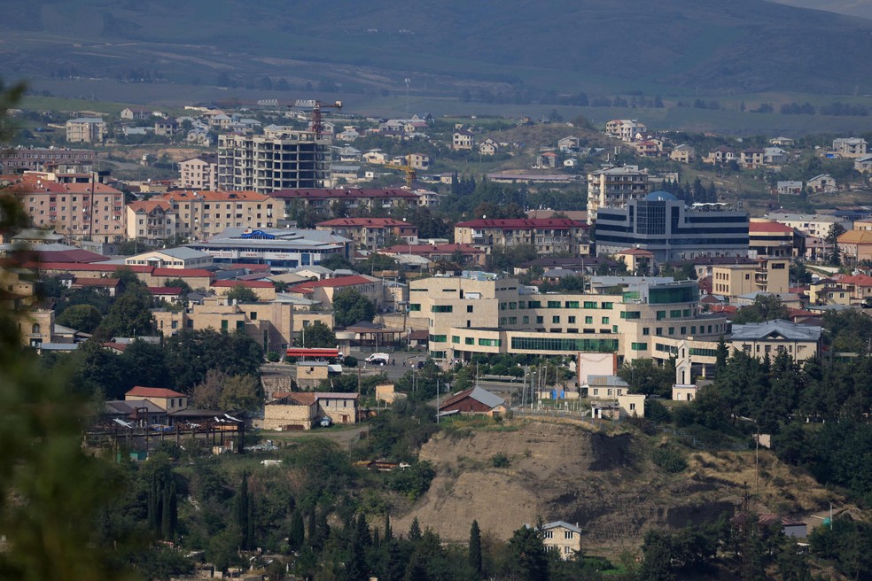 Uma vista da cidade de Stepanakert, retomada na semana passada, na região controlada do Azerbaijão de Nagorno-Karabakh — Foto: EMMANUEL DUNAND/AFP