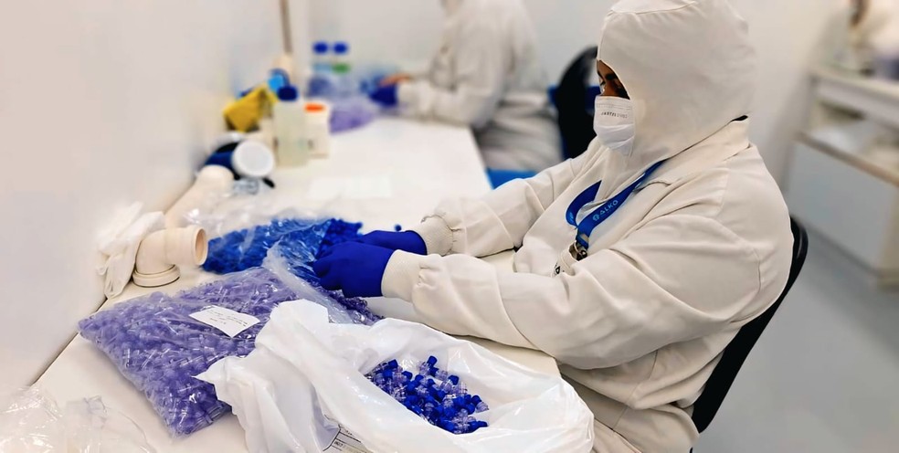 Dalvina Bezerra de Souza conseguiu uma vaga de auxiliar de produção em uma indústria farmacêutica — Foto: Divulgação/Alko do Brasil