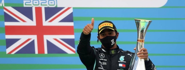 Lewis Hamilton comemora com troféu no pódio após vencer o GP de Eifel, em Nuerburg, Alemanha, neste domingo. Com a conquista do pódio, piloto da Mercedes igualou o recorde de 91 vitórias do ex-piloto alemão Michael Schumacher, da Ferrari  — Foto: WOLFGANG RATTAY / Pool via REUTERS