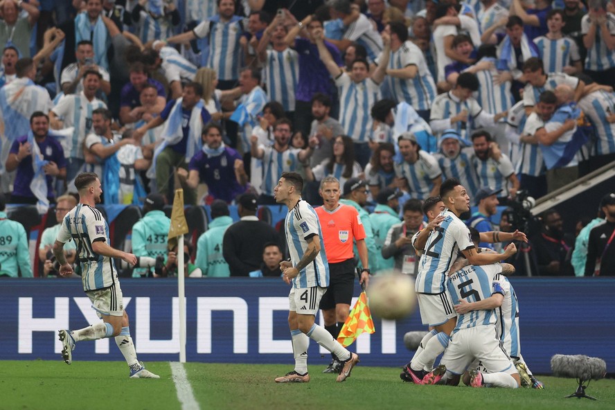 Jogadores Argentinos comemoram gol de Messi na final da Copa do Mundo