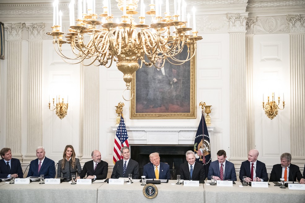 David Sacks, à direita de Trump, em uma cúpula sobre ativos digitais na Casa Branca em março. Trump apareceu no podcast “All-In” três vezes desde meados de 2024 — Foto: Haiyun Jiang/The New York Times
