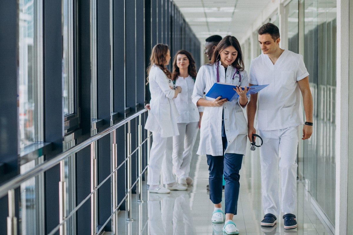Na falta de residências médicas, cursos de especialização crescem e preocupam