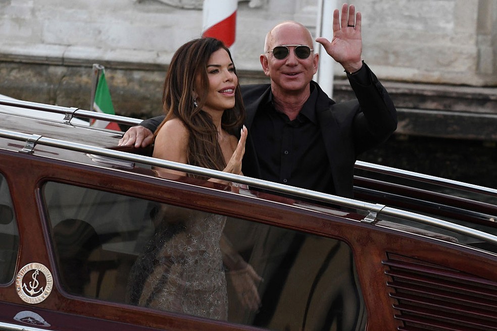 Jeff Bezos e Lauren Sánchez em comemoração do casamento em Veneza — Foto: Getty Images