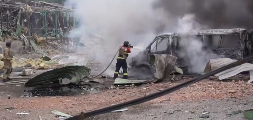 Bombeiros atuam na cidade de Priluki, no norte da Ucrânia, após ataque russo