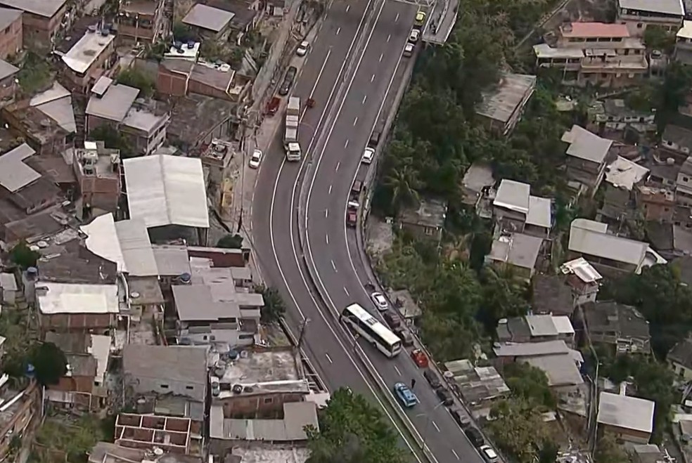 Em reação orquestrada, ônibus foram sequestrados para bloquear ruas em todas as regiões da cidade, da Avenida Ayrton Senna, na Barra da Tijuca, às ruas do Riachuelo, no Centro, Dias da Cruz, no Méier, e das Laranjeiras, no bairro de mesmo nome. Os transtornos se estenderam à Região Metropolitana, atingindo Caxias e São Gonçalo — Foto: Foto: reprodução