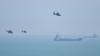 Helicópteros militares chinesas participam de operação ao redor de Taiwan — Foto: HECTOR RETAMAL/AFP