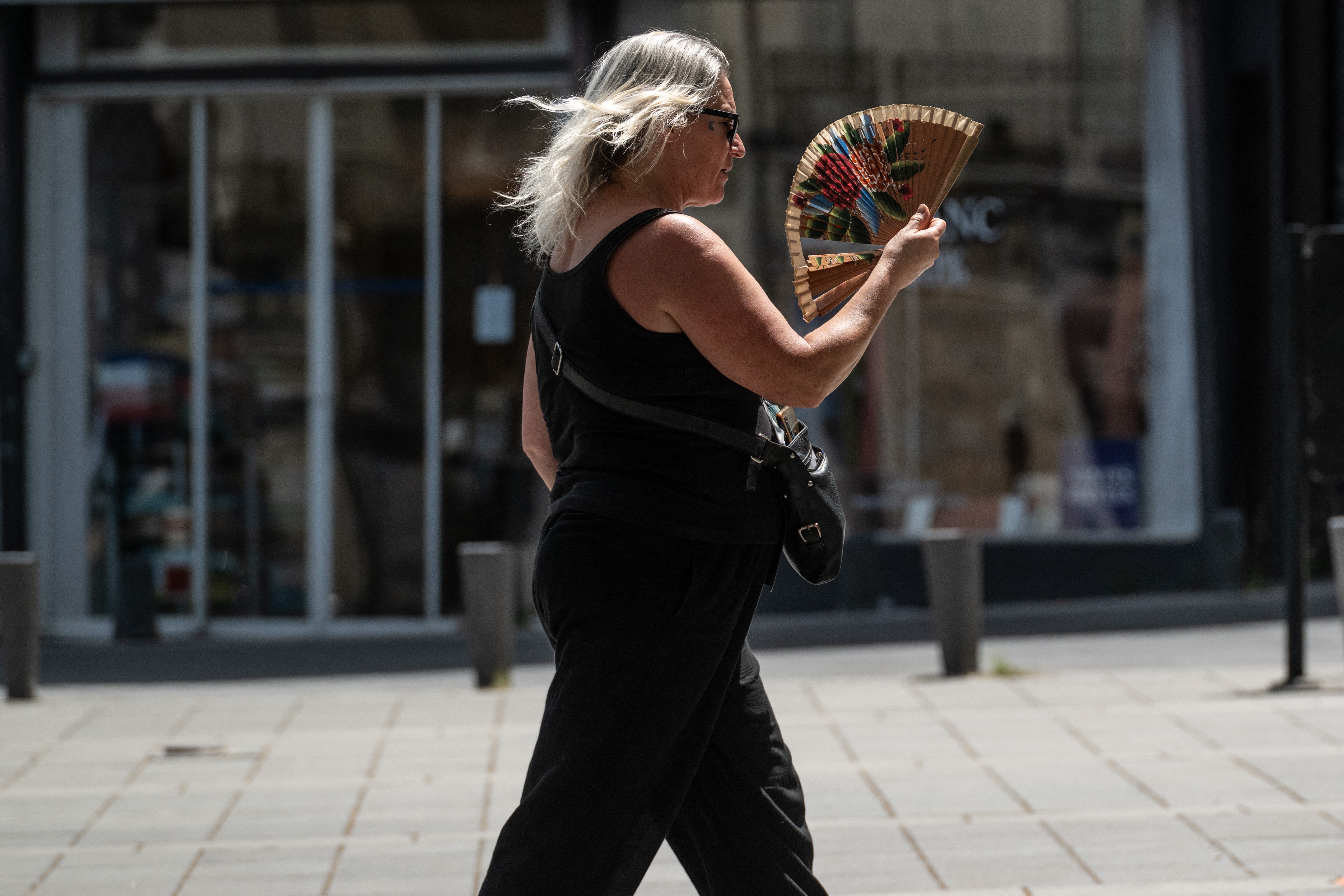 Onda de calor na França leva Torre Eiffel e Louvre a fechar mais cedo; temperaturas chegam a 40°C no país