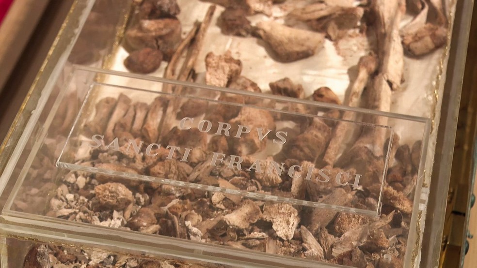 Restos mortais de São Francisco são expostos ao público pela primeira vez em Assis, na Itália — Foto: AFP