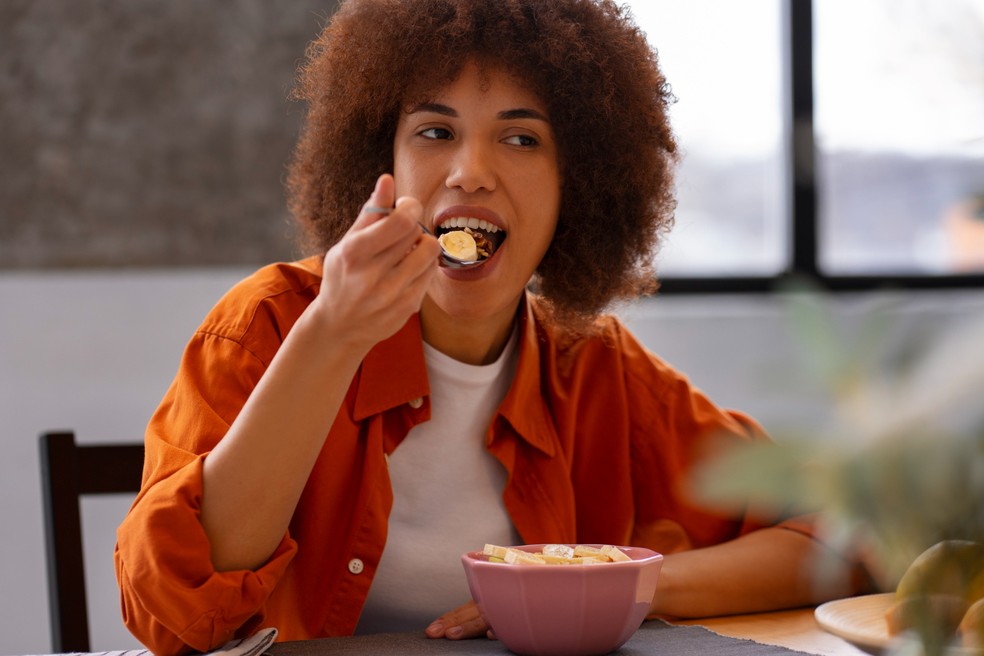 Para tornar a dieta saudável mais prazerosa, especialista recomenda usar ervas e especiarias saborosas — Foto: Freepik