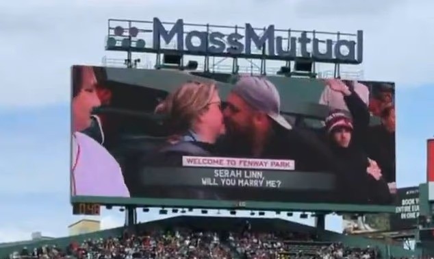 Em telão de estádio lotado, mulher responde 'não sei' a pedido de casamento durante jogo de beisebol nos EUA; vídeo
