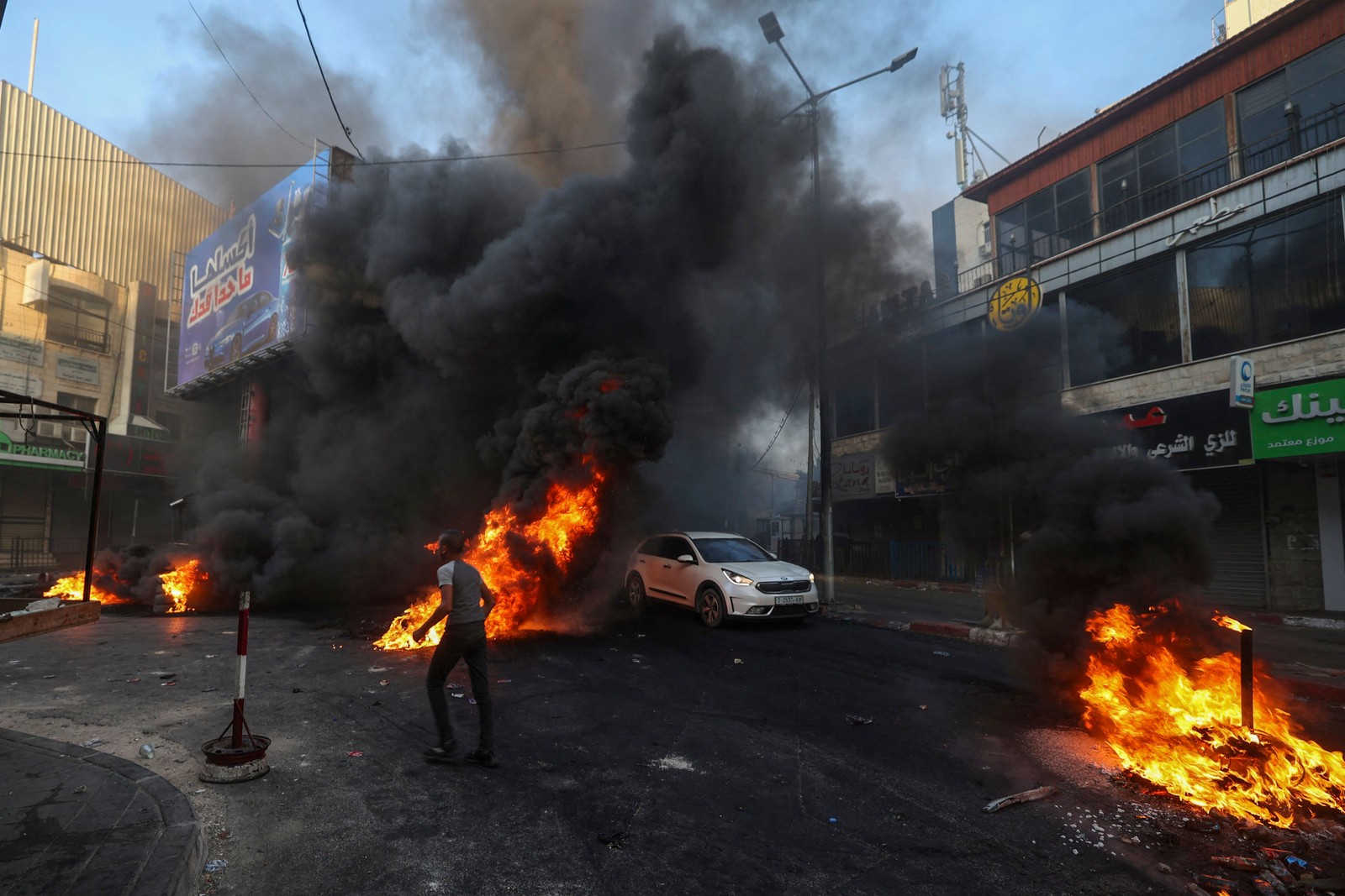Palestinos queimam pneus e lixo durante operação militar de Israel no campo de refugiados de Jenin. — Foto: Jaafar Ashtiyeh/AFP