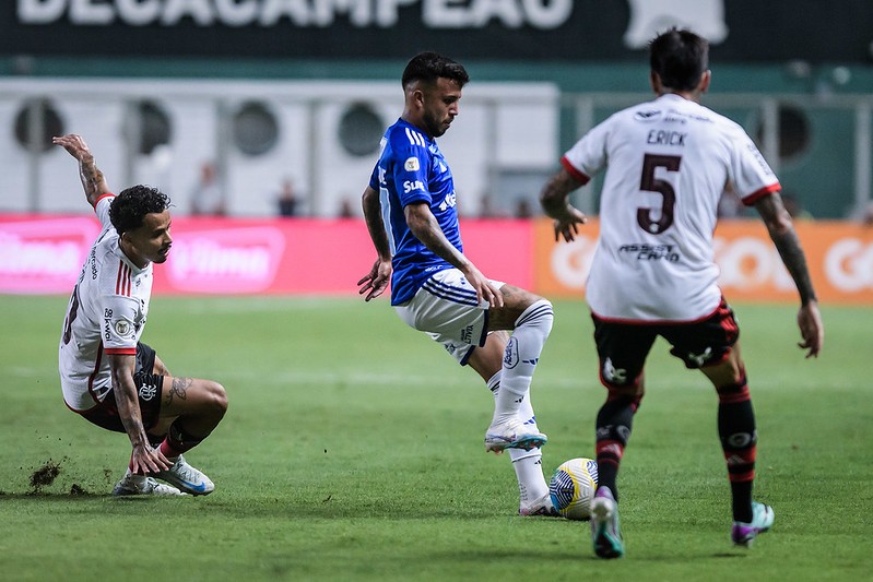 David Luiz marca de falta e Flamengo derrota o Cruzeiro pelo Campeonato Brasileiro