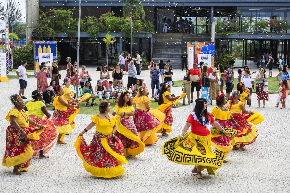 O grupo de Nilópolis Flores da Alegria reverencia o Pará e o carimbó — Foto: Divulgação/Ratão Diniz