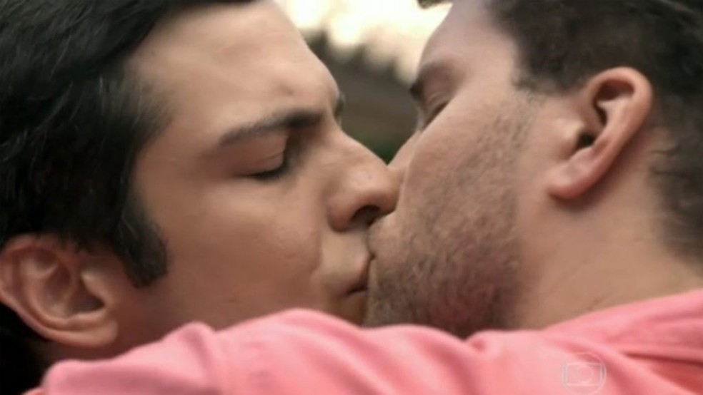 Félix (Mateus Solano) and Niko (Thiago Fragoso) shared a kiss in 'Amor à Vida' — Photo: Reproduction TV Globo