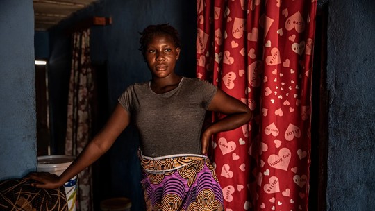 Arriscando serem isoladas da sociedade, número crescente de meninas em Serra Leoa resiste à mutilação genital