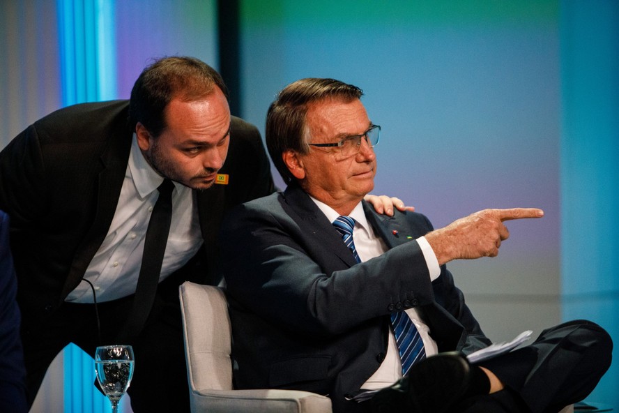 Carlos Bolsonaro mostra casa revirada e um detalhe: tem as
