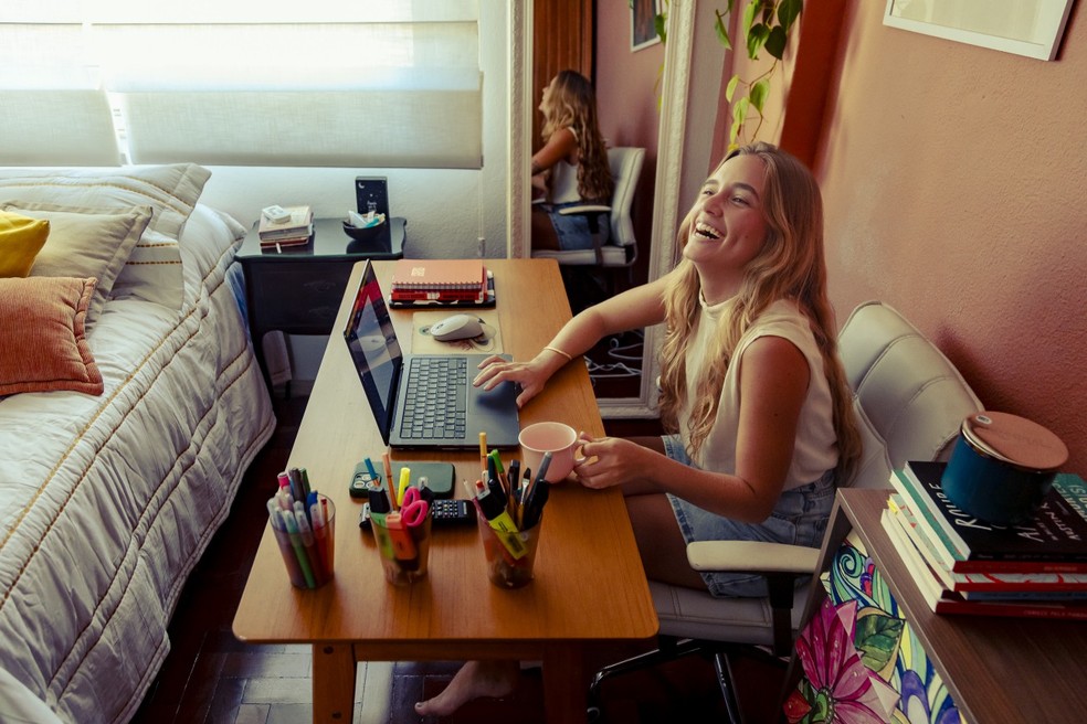 Isadora conquistou a independência financeira fora do emprego formal em um escritório de advocacia e em outra área, com a vantagem de trabalhar em casa — Foto: Leo Martins