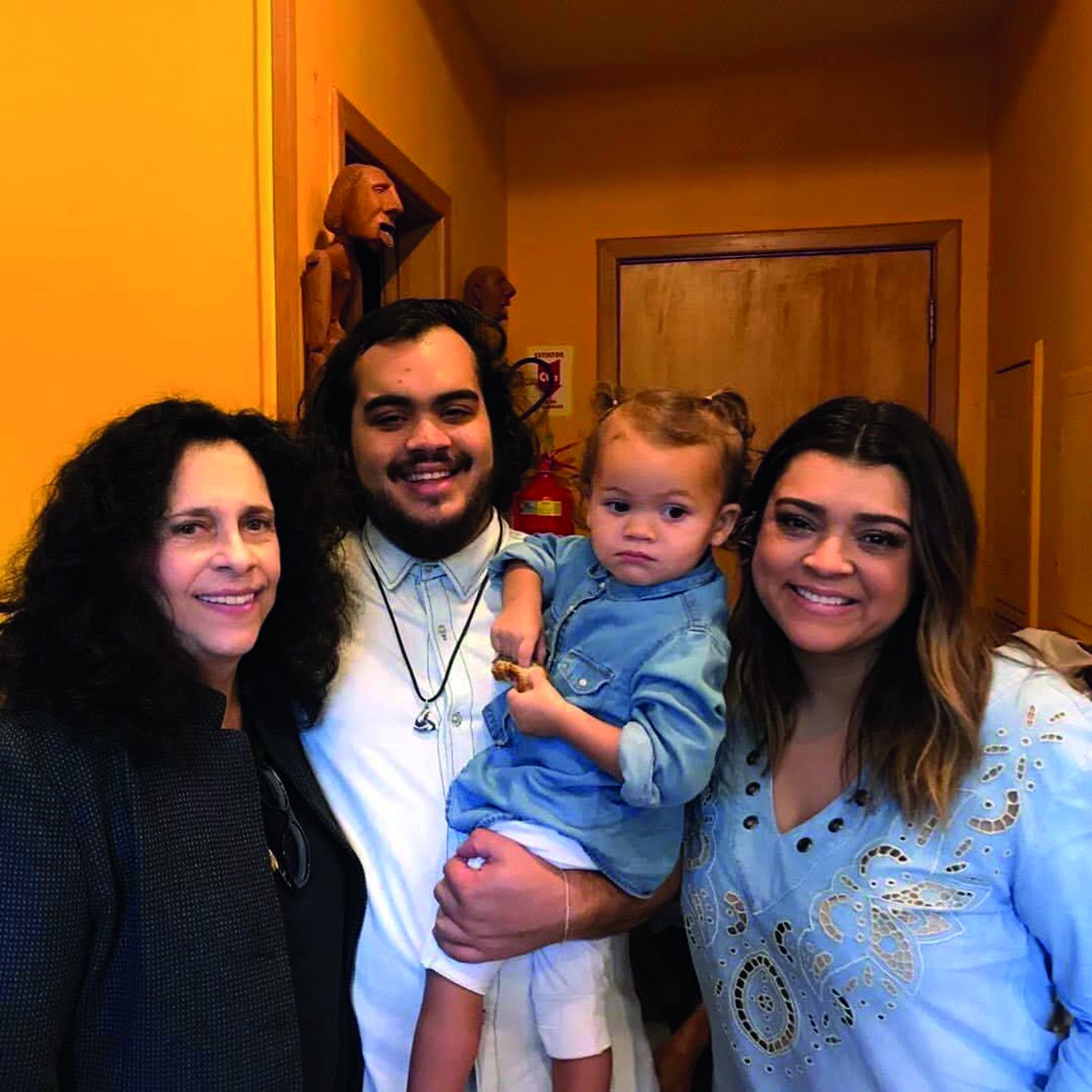 Britta Gil e a madrinha Gal Costa posam com Francisco e sua filha Sol – Foto: Arquivo pessoal
