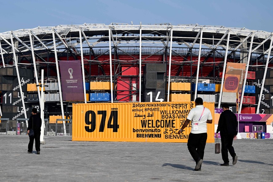 Estádio 974 tem fachada colorida, com números de identificação das entradas pintados nos contêineres; estrutura metálica pode tornar a arena de 44 mil lugares um “pequeno caldeirão” para a torcida brasileira