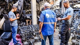 Força-tarefa encontra carros e motores roubados em ferro-velho e loja de peças de Bangu