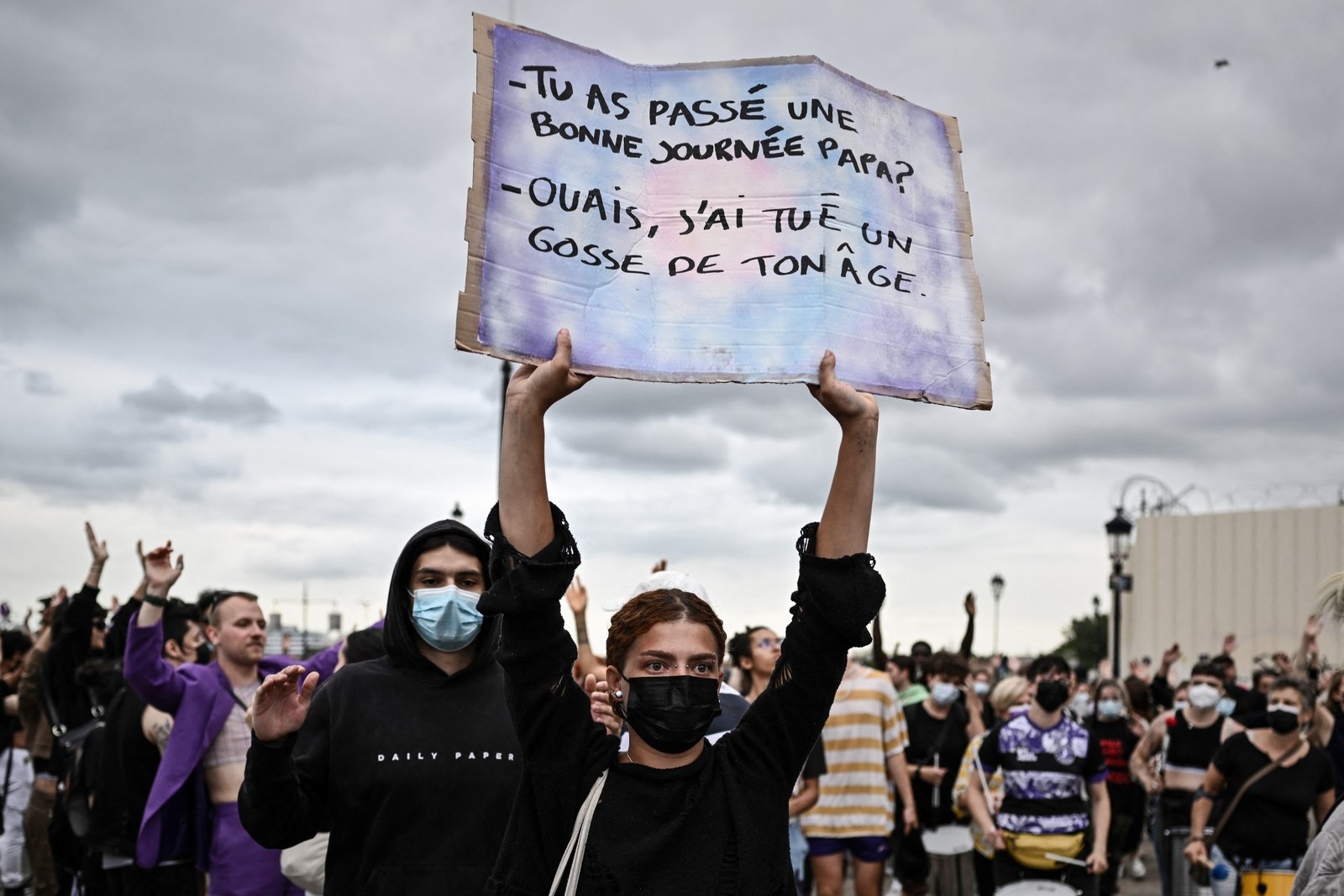 Um manifestante segura um cartaz com os dizeres "Você teve um bom dia, pai? - Sim, matei um garoto da sua idade", em Bordeaux, sudoeste da França — Foto: PHILIPPE LOPEZ / AFP