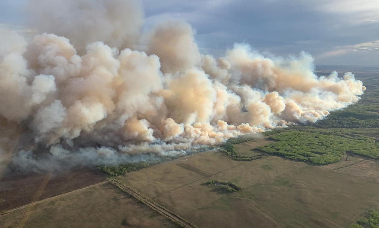 Milhares de pessoas são evacuadas devido a violentos incêndios florestais no Oeste do Canadá