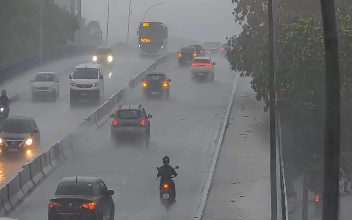 Cidade do Rio registra temporal na noite desta segunda - feira ; veja onde está chovendo