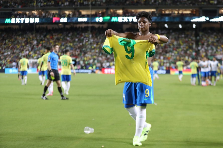 Endrick mostra seu número 9 após marcar mais um gol pela seleção brasileira