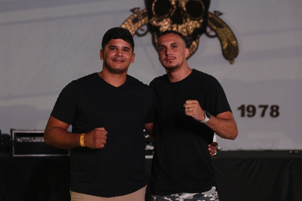 Rafael e Wagner, ambos iniciaram no projeto do Bope como faixa branca e hoje são professores de Jiu-jitsu — Foto: Hugo Elevaty Esportes