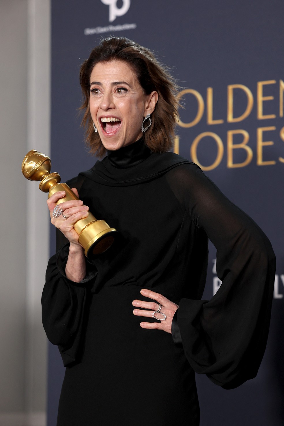 Fernanda Torres com o Globo de Ouro de melhor atriz &mdash; Foto: AMY SUSSMANGETTY IMAGES NORTH AMERICAGetty Images via AFP