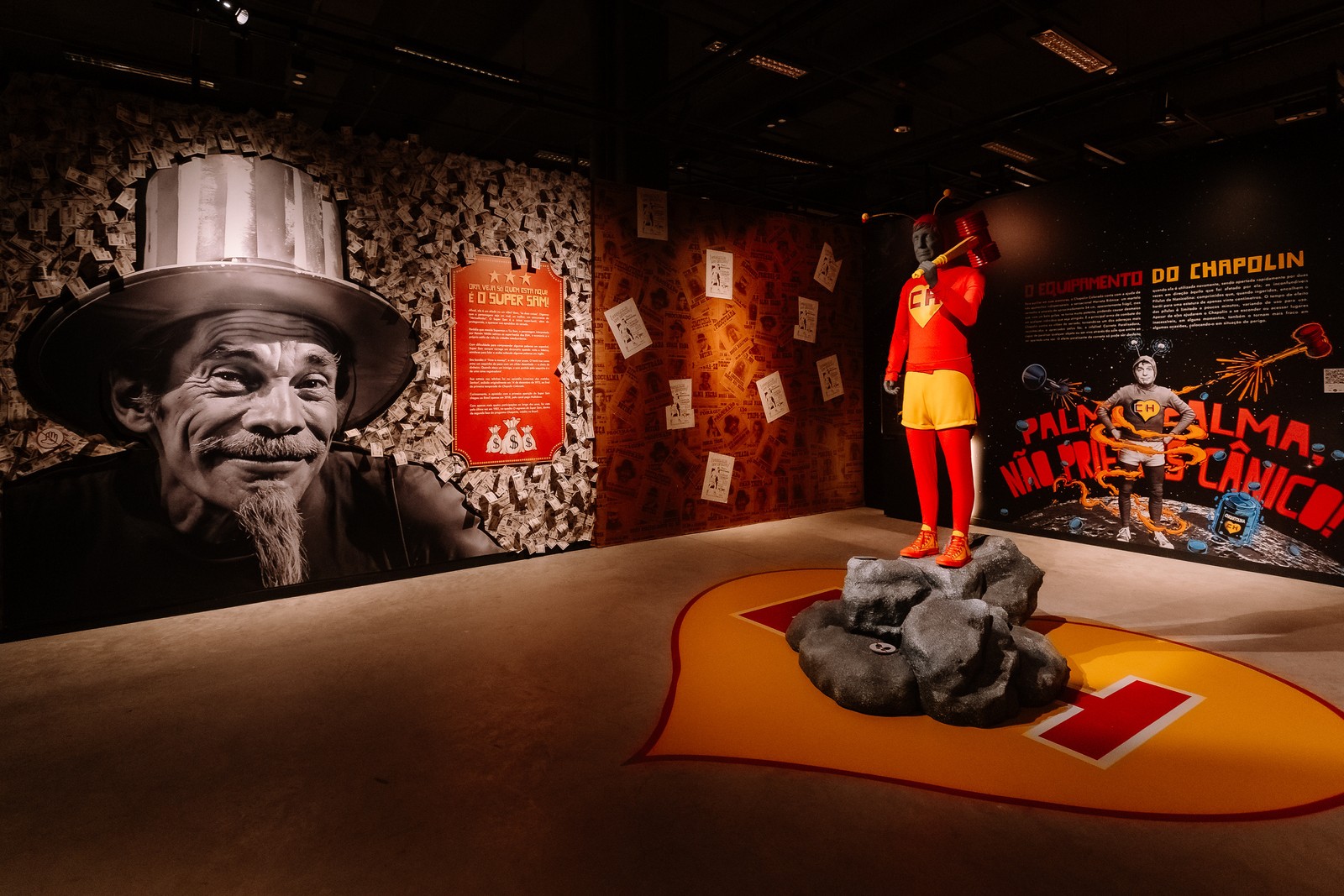 Réplica do Chapolin Colorado divide espaço com a imagem de Seu Madruga na exposição dedicada ao universo criado por Roberto Gómez Bolaño — Foto: Divulgação