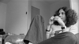 A cantora Gal Costa no início dos anos 1970: calça boca de sino