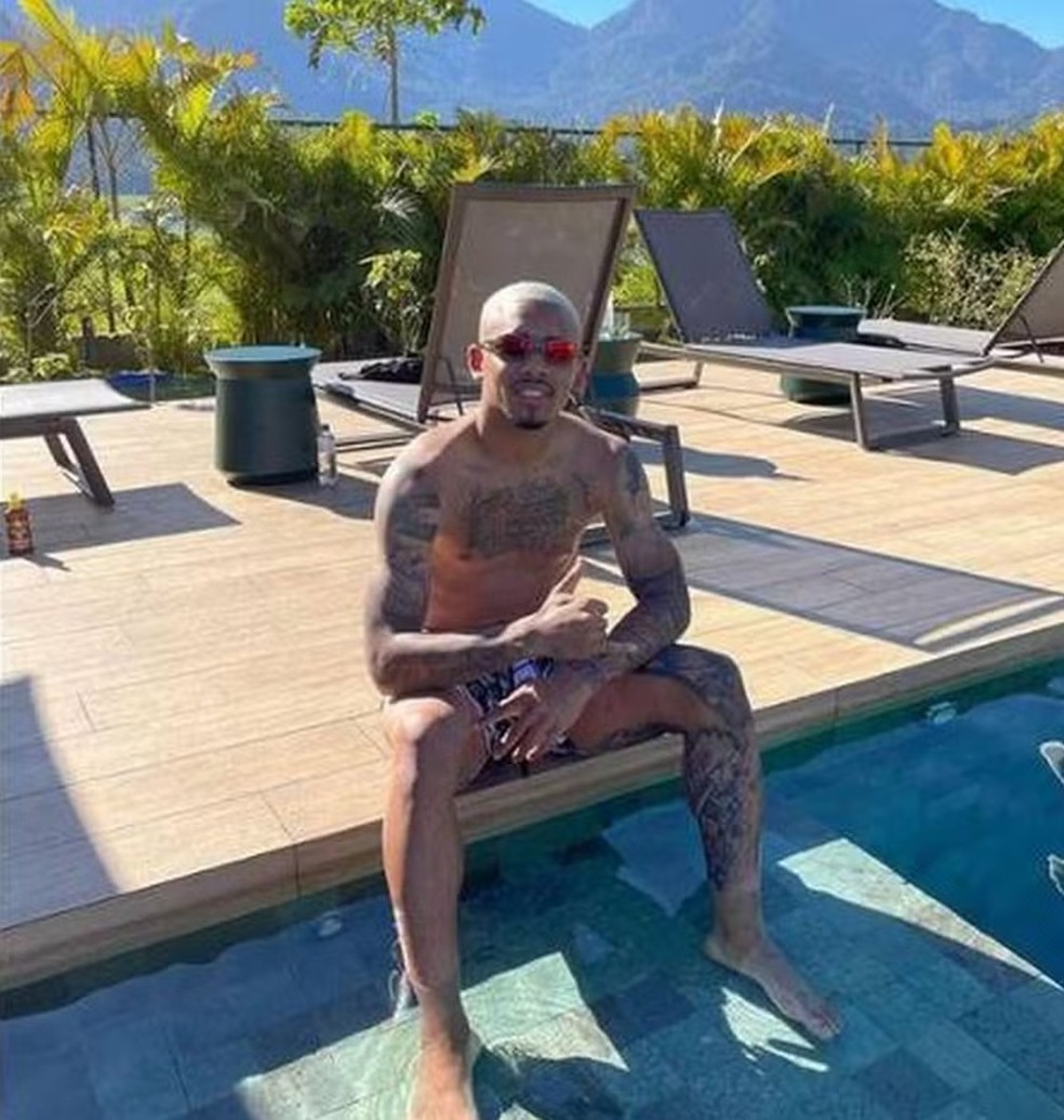 Gabriel Jesus posa em piscina de mansão em Mangaratiba — Foto: Reprodução/Instagram